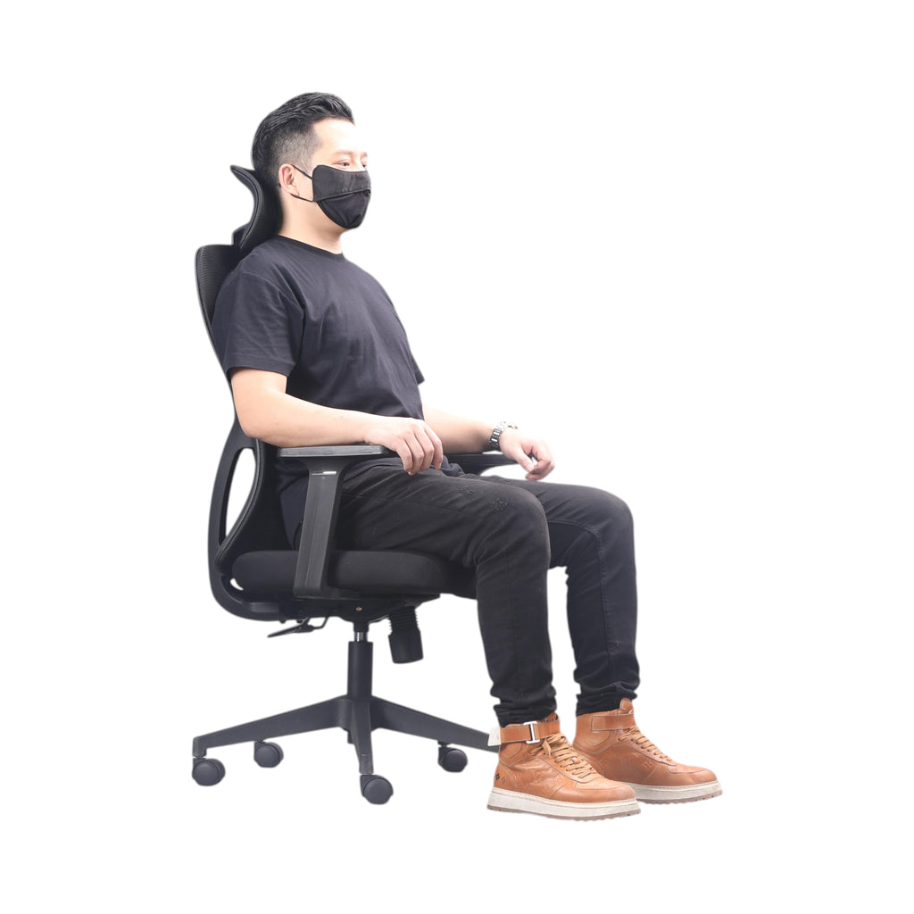 Xiaoyaozuo office chair black ergonomic mesh chair with adjustable headrest and armrests, shown with a man sitting.