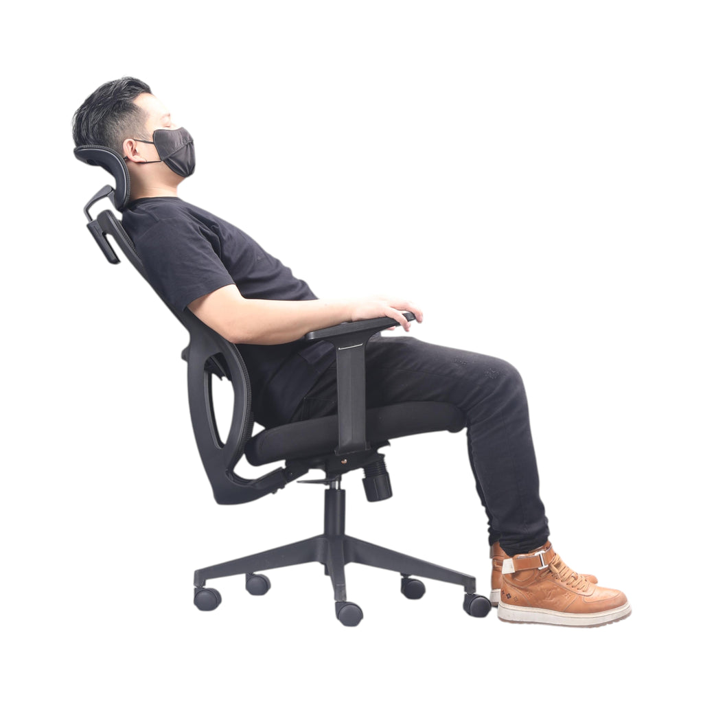 Xiaoyaozuo office chair: Black ergonomic mesh office chair with adjustable headrest and armrests, shown with a man relaxing.