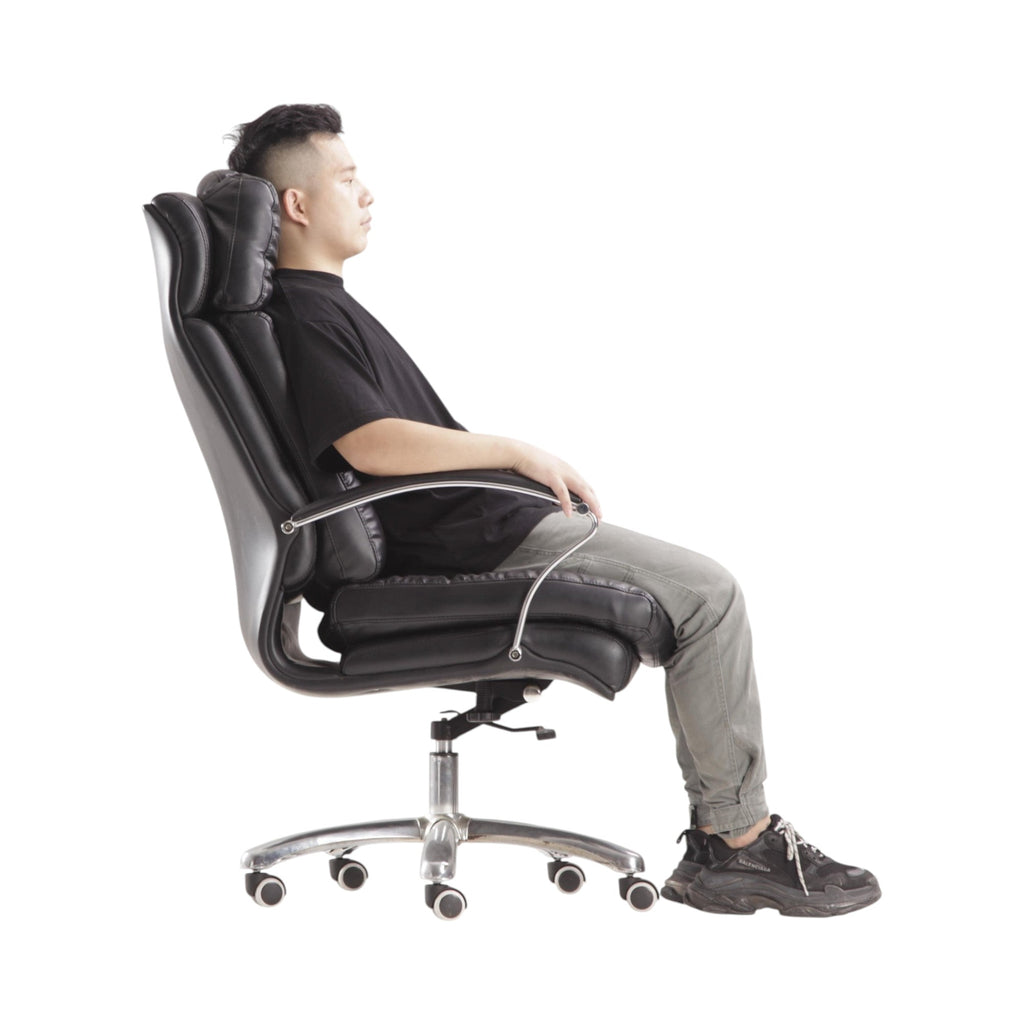 Xiaoyaozuo office chair: Executive black faux leather chair with plush cushioning, high backrest, and adjustable height. Model seated for comfort.
