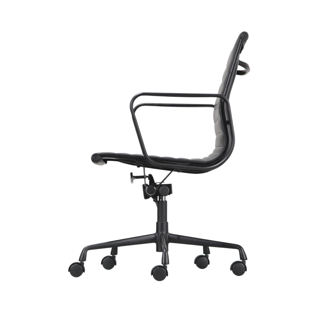 Xiaoyaozuo office chair black faux leather executive chair with armrests and horizontal stitching, on casters.