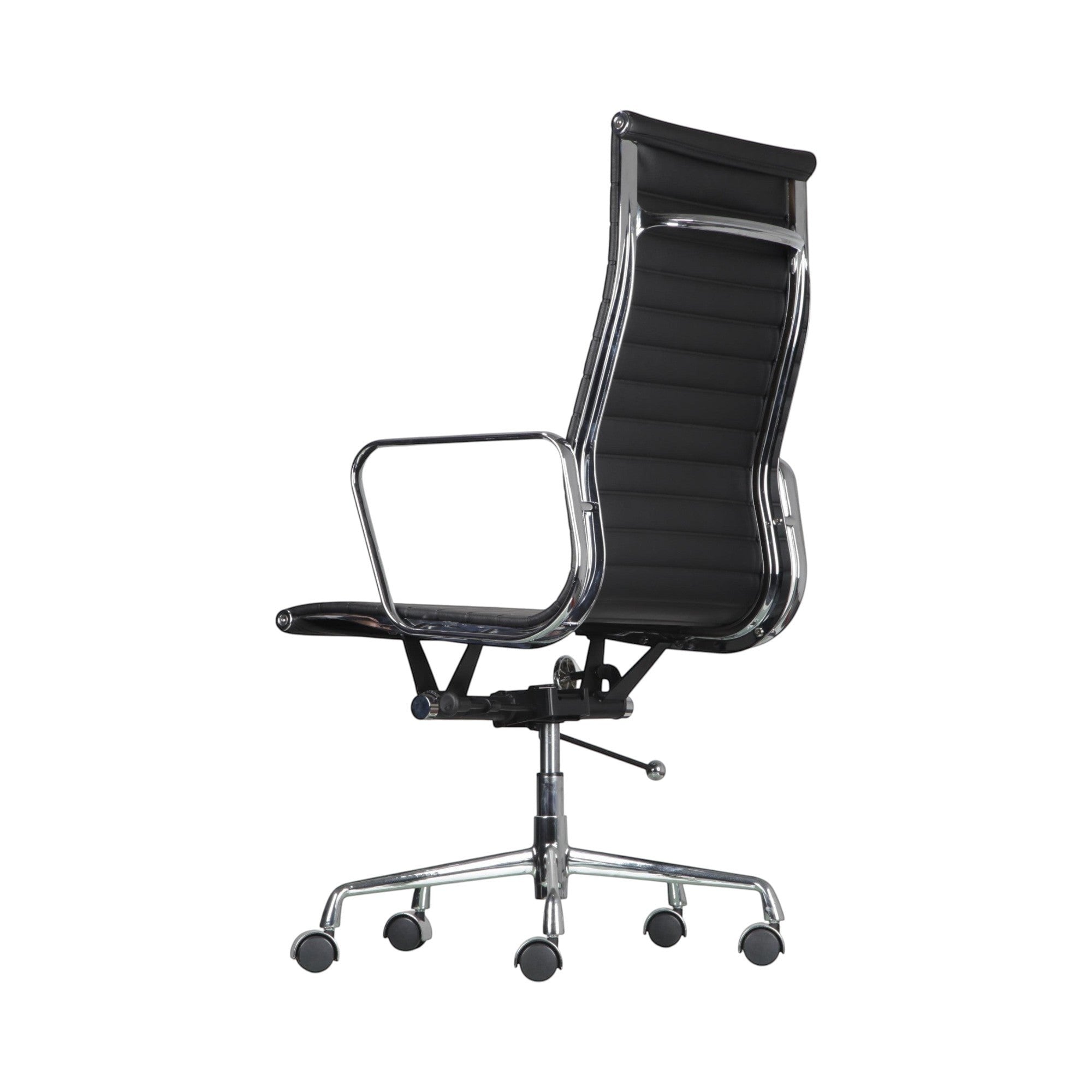 Xiaoyaozuo office chair black faux leather executive high back office chair with polished chrome frame and ribbed cushioning.