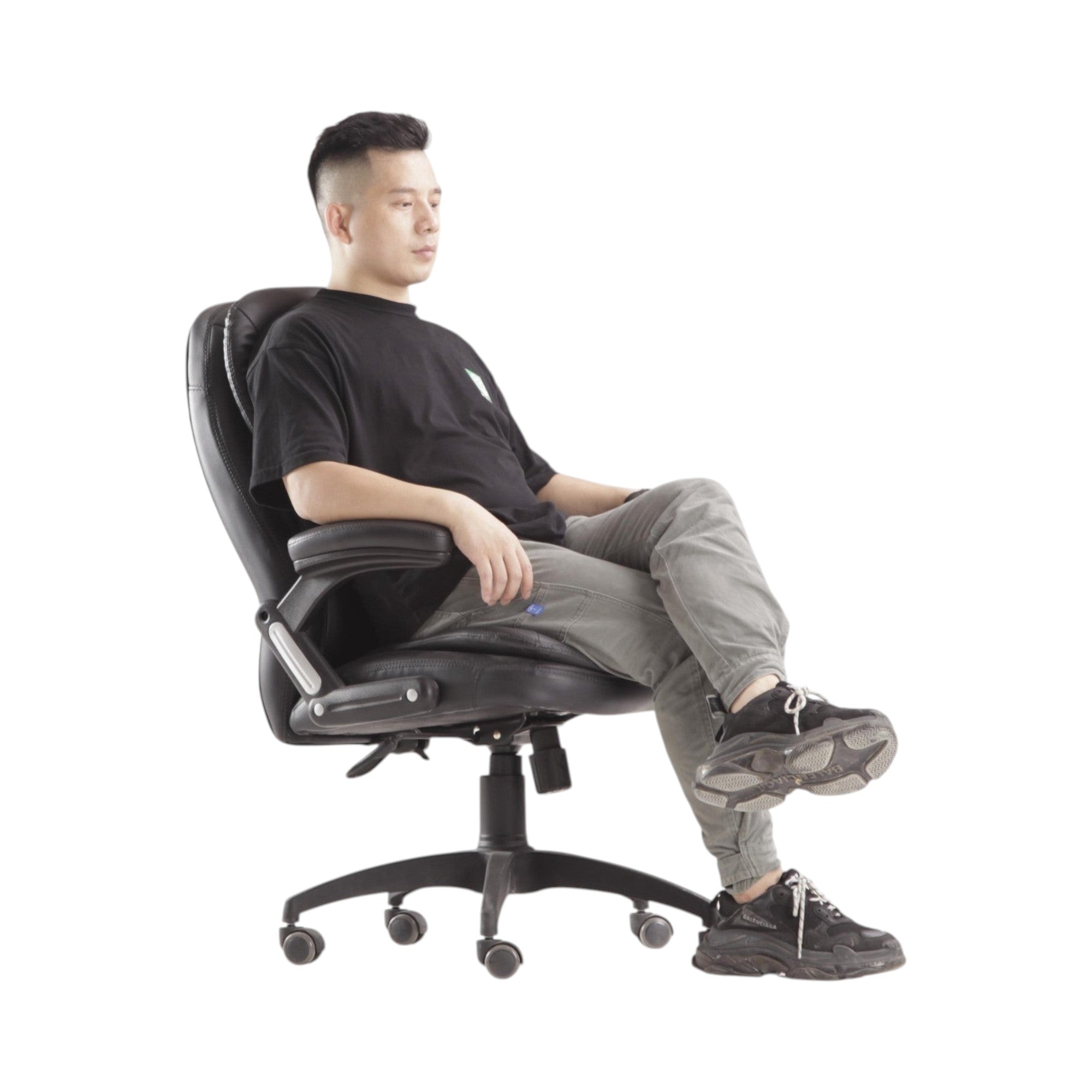 Xiaoyaozuo office chair: Black faux leather executive high back chair with plush cushioning and adjustable height, shown with a man seated.