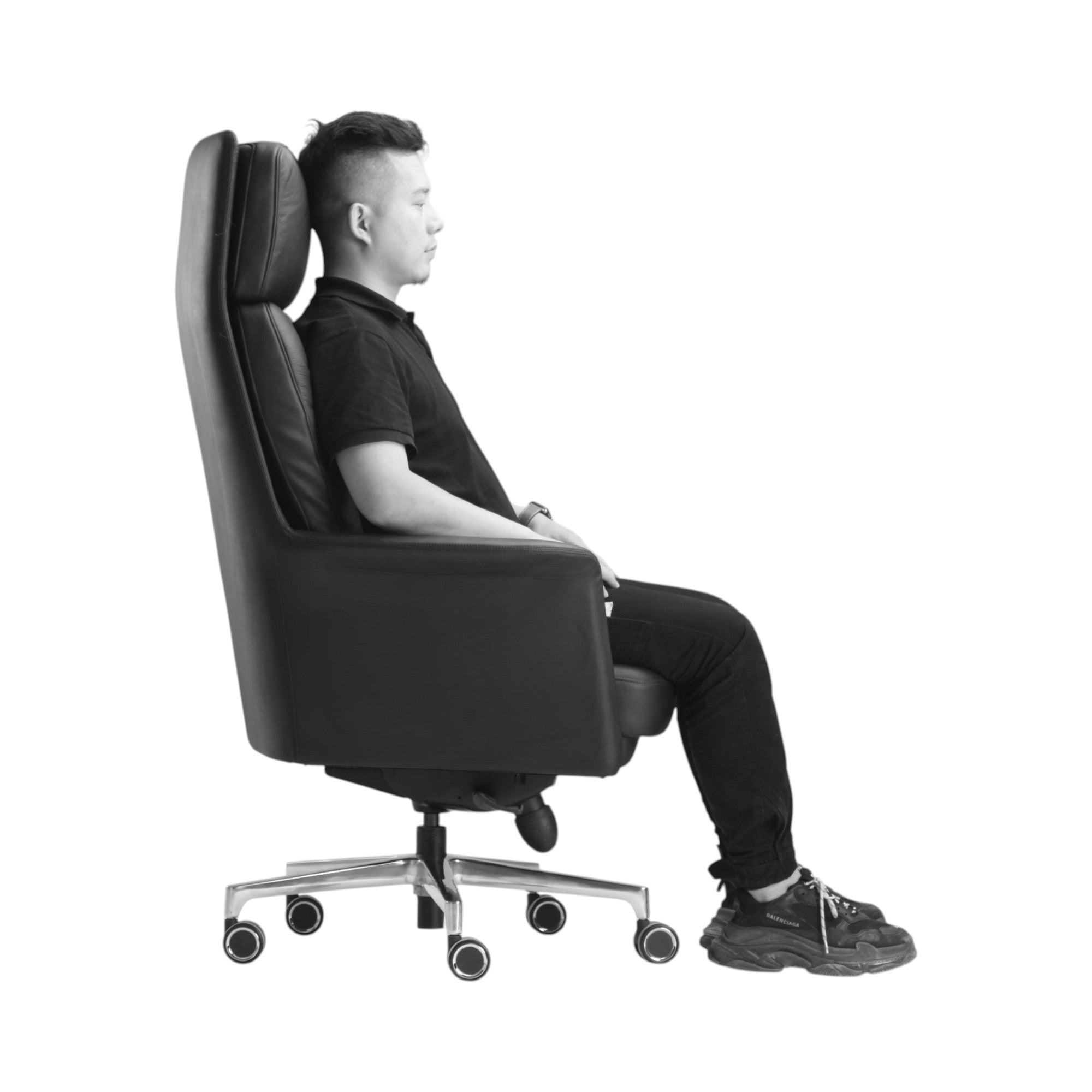 Xiaoyaozuo office chair: Black leather executive chair with high back, tufted detailing, and ergonomic design. Features adjustable height and smooth casters.