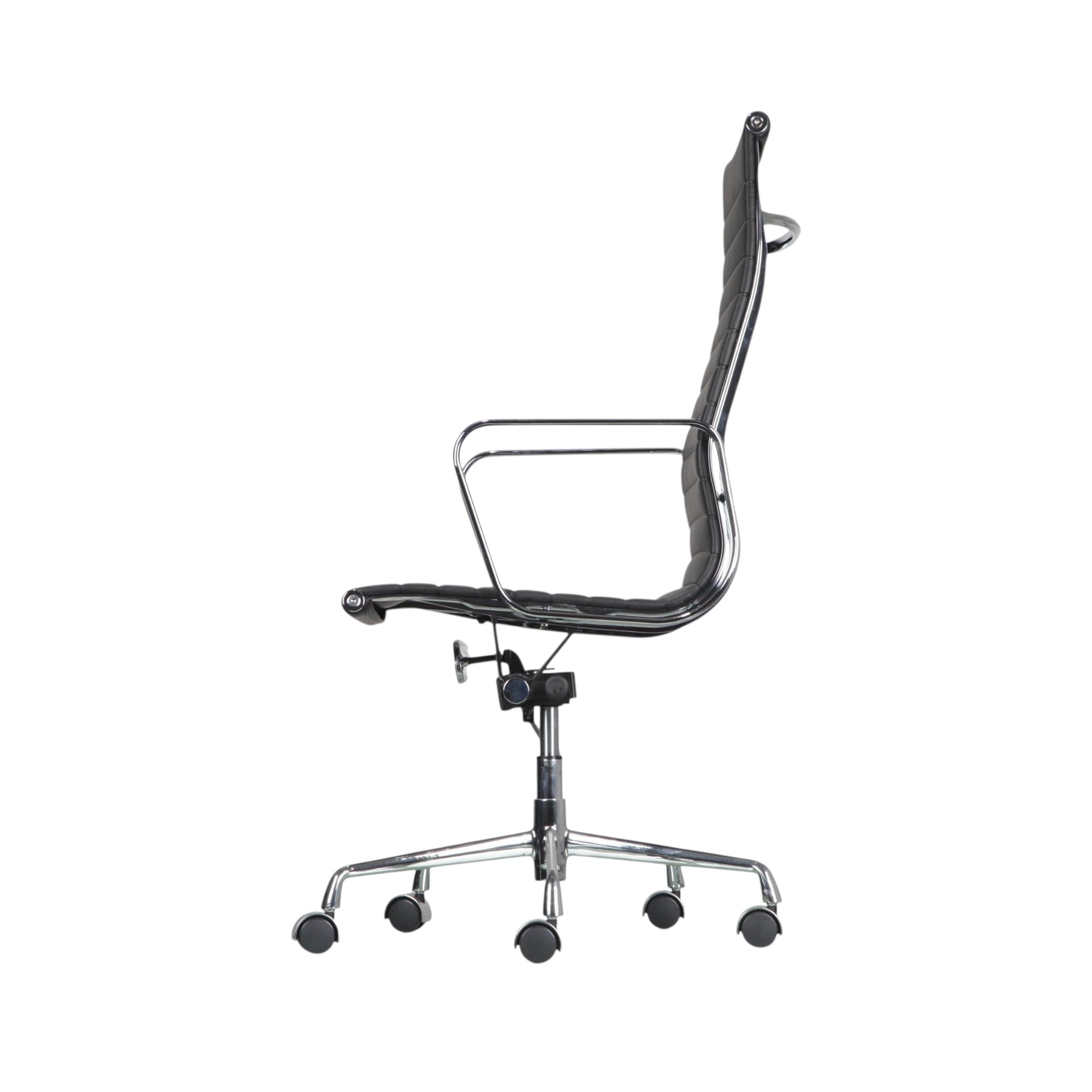 Xiaoyaozuo office chair black faux leather executive high back office chair with chrome frame and ribbed cushioning.