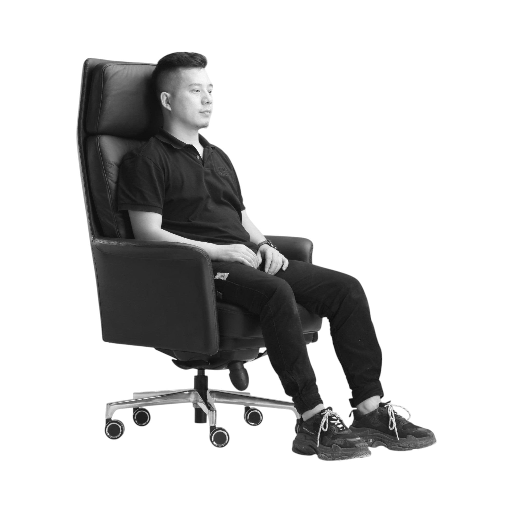 Xiaoyaozuo office chair: Black leather executive high back chair with tufted detailing and plush cushioning, featuring ergonomic design and smooth casters.