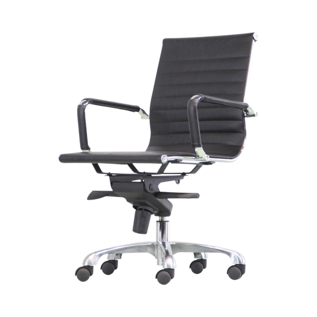 Xiaoyaozuo office chair black leather ribbed executive swivel chair with polished aluminum frame and casters.
