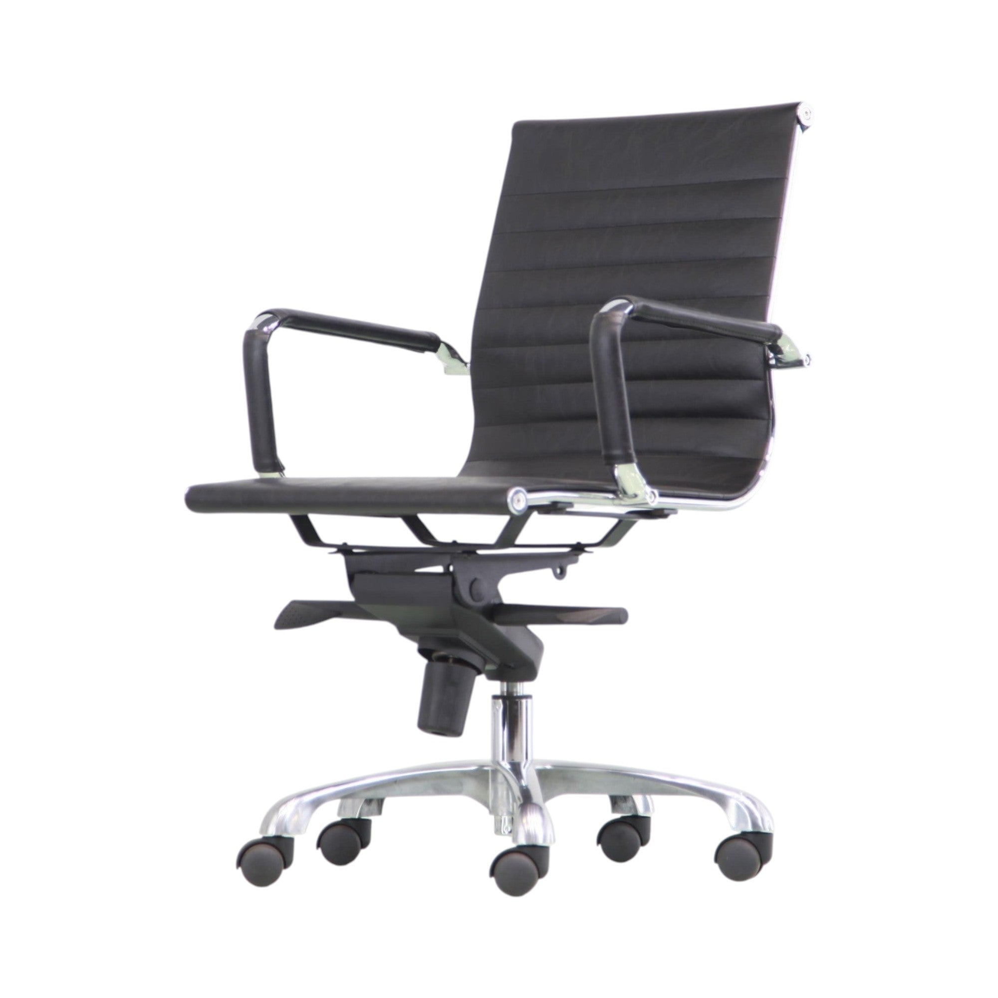 Xiaoyaozuo office chair black leather ribbed executive swivel chair with polished aluminum frame and casters.