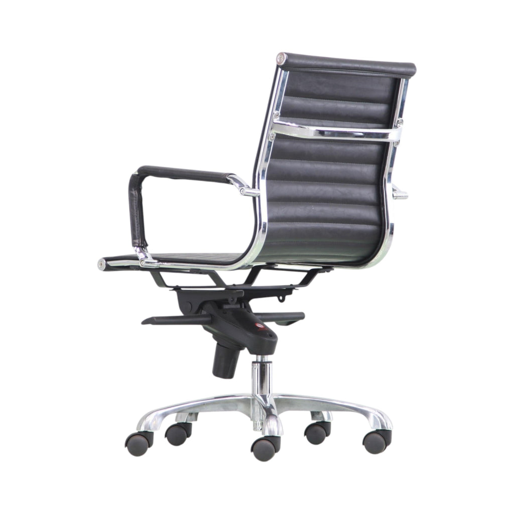 Xiaoyaozuo office chair black leather ribbed executive swivel chair with polished aluminum frame and casters.