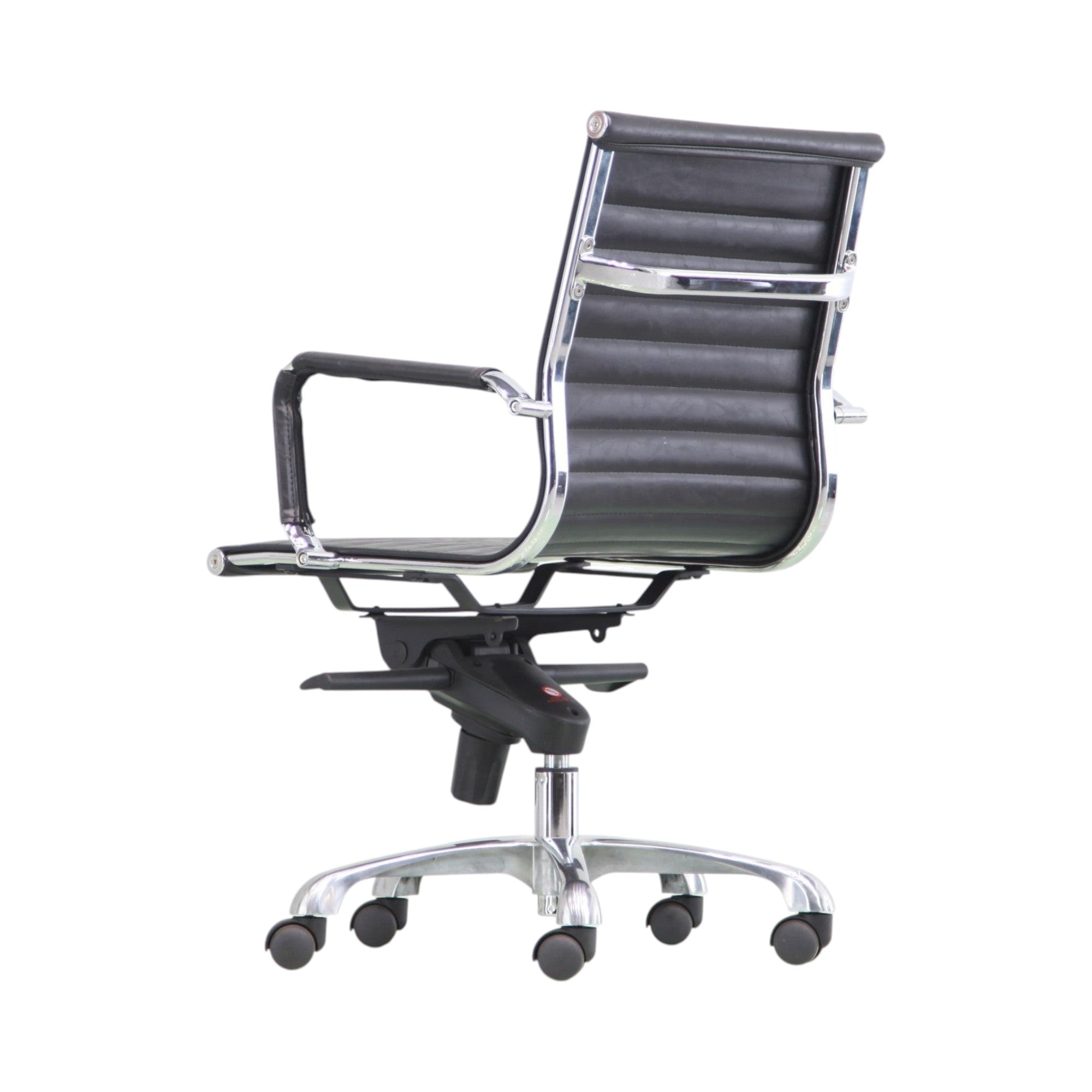 Xiaoyaozuo office chair black leather ribbed executive swivel chair with polished aluminum frame and casters.