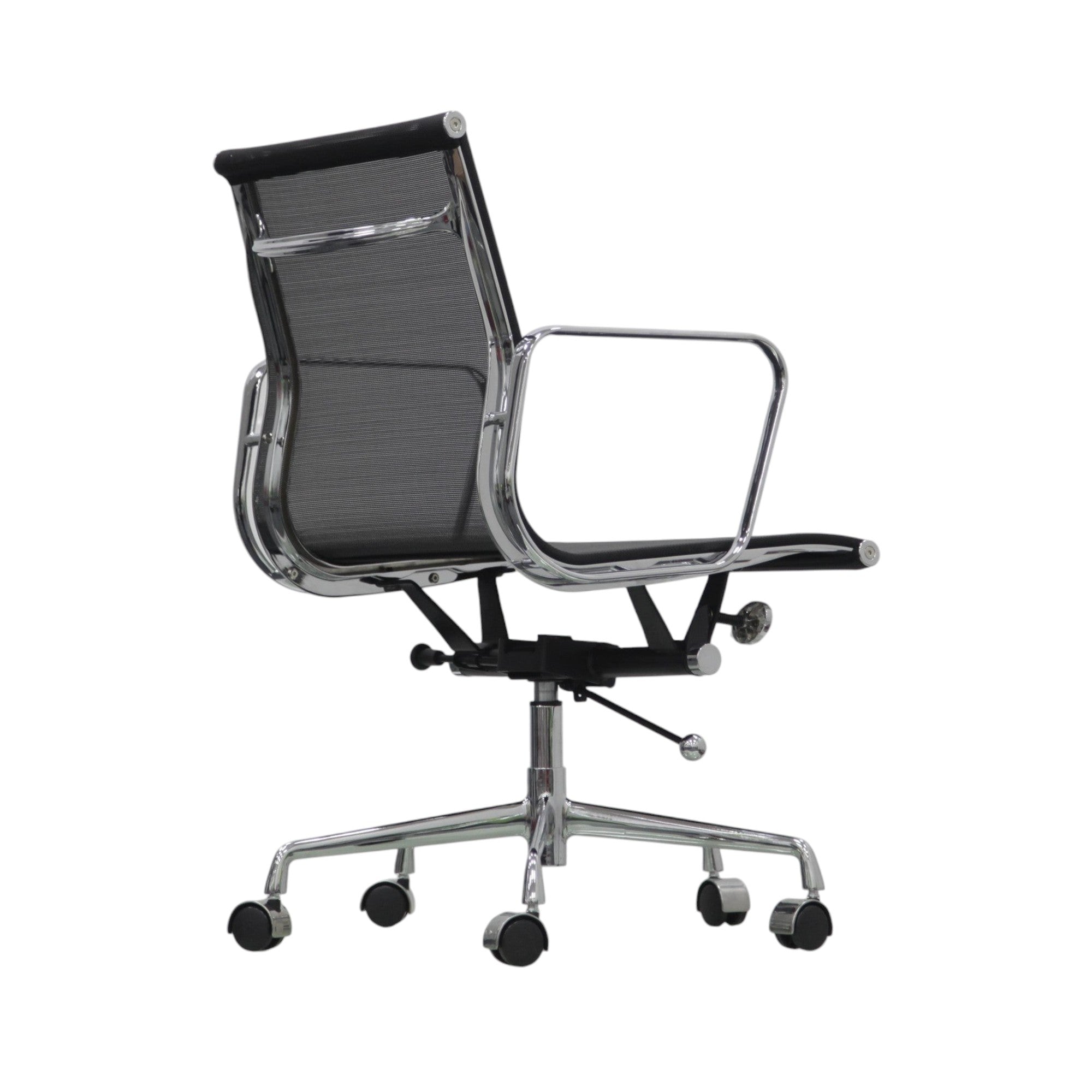 Xiaoyaozuo office chair black mesh ergonomic office chair with polished chrome frame and arms, on casters.