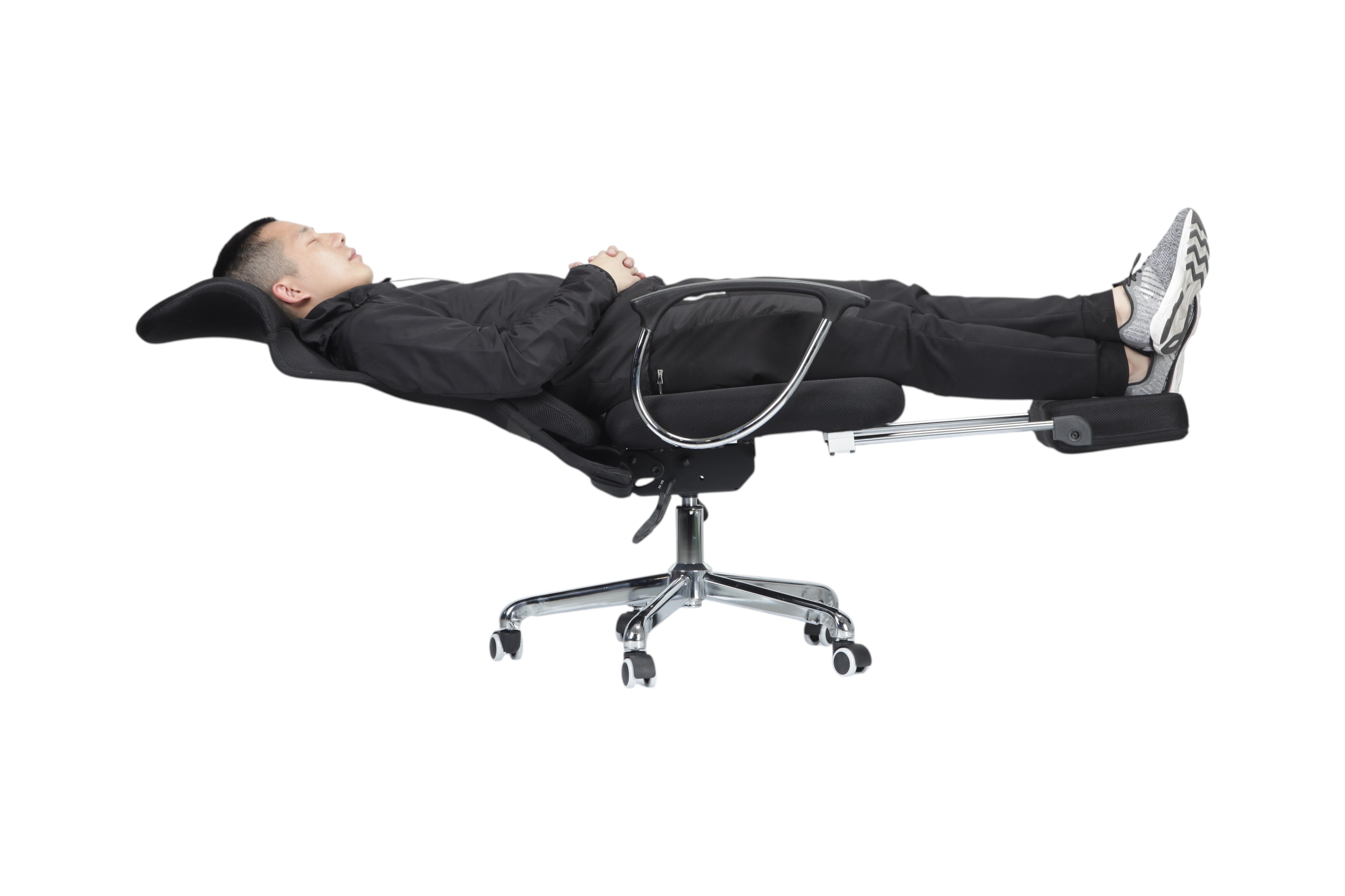 Xiaoyaozuo office chair: Man relaxing in black ergonomic mesh chair with extended footrest and adjustable headrest.