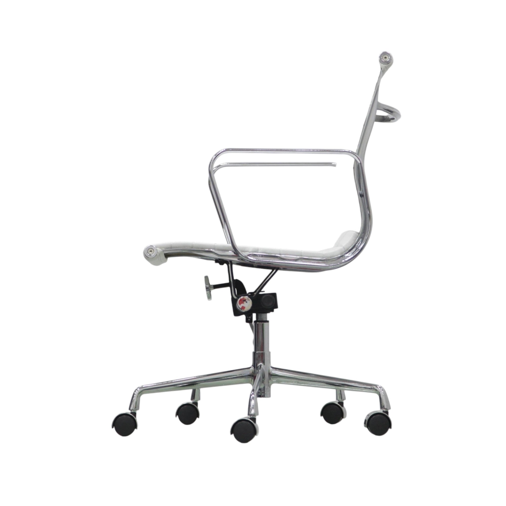 Xiaoyaozuo office chair: White faux leather executive office chair with chrome armrests and base, featuring horizontal stitching and casters.