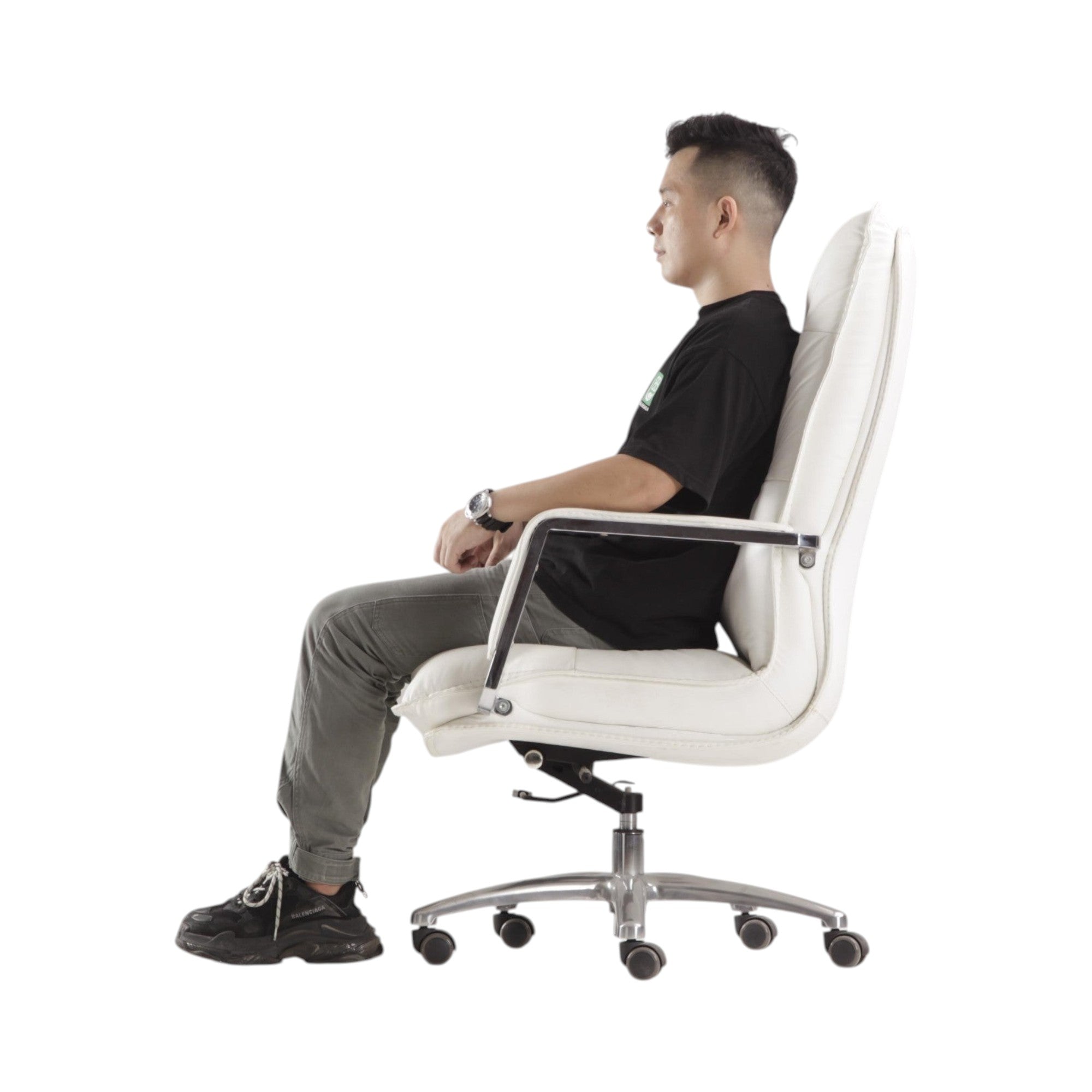 Xiaoyaozuo office chair executive high back chair in white faux leather with chrome accents and aluminum base, shown with a man seated.