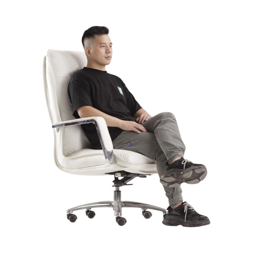 Xiaoyaozuo office chair executive high back chair in white faux leather with chrome accents and aluminum base, a man is sitting on it.